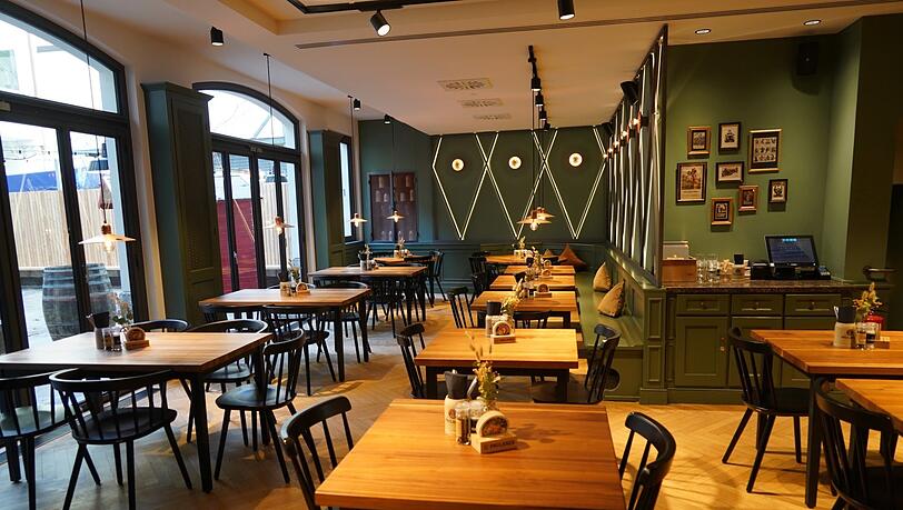 Dunkle Farben überwiegen im Wirtshaus. Dunkle Farben überwiegen im Wirtshaus.