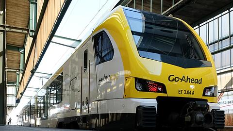 Ein Zug des Bahnunternehmens Go-Ahead steht am Stuttgarter Hauptbahnhof. Fahrgäste von Go-Ahead Baden-Württemberg haben auf der Strecke zwischen Nürnberg und Stuttgart diesen Sommer eine Horror-Fahrt durchleiden müssen.