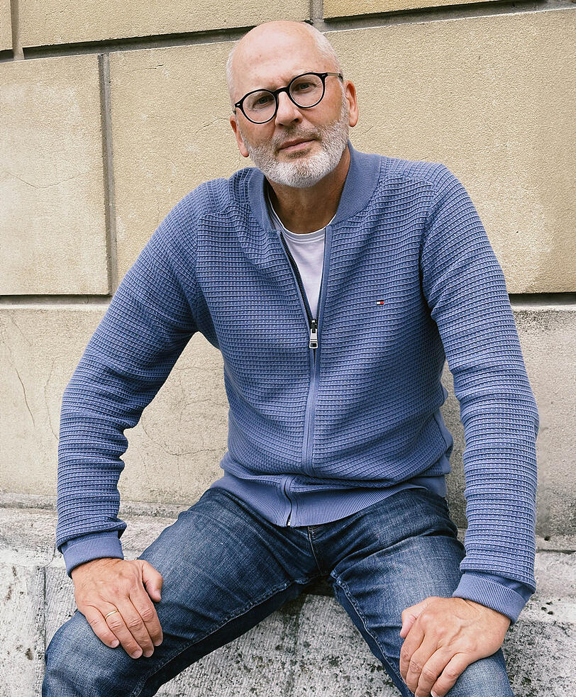 Peter Grandl: Auf sein von Paramount verfilmtes Debüt "Turmschatten" (2020) folgten mit "Turmgold" (2022), "Höllenfeuer" (2024) und dem gerade erschienenen "Reset" weitere Thriller. Peter Grandl: Auf sein von Paramount verfilmtes Debüt "Turmschatten" (2020) folgten mit "Turmgold" (2022), "Höllenfeuer" (2024) und dem gerade erschienenen "Reset" weitere Thriller.