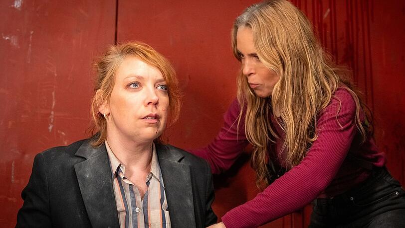 "Polizeiruf 110: Tu es!": Großer Schock für Melly Böwe (Lina Beckmann), Katrin König (Anneke Kim Sarnau) versucht zu trösten.