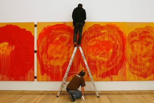 Zwei Mitarbeiter hängen das Gemälde &bdquo;Roses&ldquo; des US-Künstlers Cy Twombly im neuen Museum Brandhorst. Ab 21. Mai kann auch die Öffentlichkeit das Bild sehen.