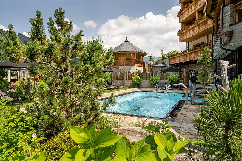 Zum Wellnessbereich "Alpen Spa" des Unterschwarzachhofs gehört auch dieser Außenpool. Zum Wellnessbereich "Alpen Spa" des Unterschwarzachhofs gehört auch dieser Außenpool.