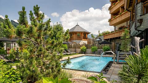 Zum Wellnessbereich "Alpen Spa" des Unterschwarzachhofs geh&ouml;rt auch dieser Au&szlig;enpool.