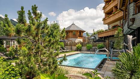 Zum Wellnessbereich "Alpen Spa" des Unterschwarzachhofs geh&ouml;rt auch dieser Au&szlig;enpool.