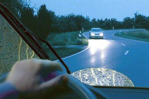Fahrt bei Dunkelheit und Regen: Auch die Scheinwerfer verbrauchen indirekt Kraftstoff.