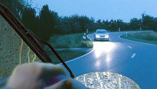 Fahrt bei Dunkelheit und Regen: Auch die Scheinwerfer verbrauchen indirekt Kraftstoff. Fahrt bei Dunkelheit und Regen: Auch die Scheinwerfer verbrauchen indirekt Kraftstoff.