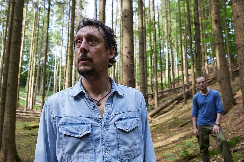 Bodo (Hans Löw, links) und Thies (Mark Waschke) verfolgen eine Spur im Wald. Könnte der verschwundene Aaron hier gefunden werden? Ist der Junge vielleicht schon tot? Bodo (Hans Löw, links) und Thies (Mark Waschke) verfolgen eine Spur im Wald. Könnte der verschwundene Aaron hier gefunden werden? Ist der Junge vielleicht schon tot?