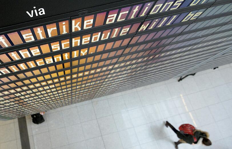 Lange Warteschlangen an den Schaltern, endloses Warten in den Terminals und fast jeder zweite Flug der Lufthansa fällt streikbedingt aus. Die Bilder vom Flughafen.