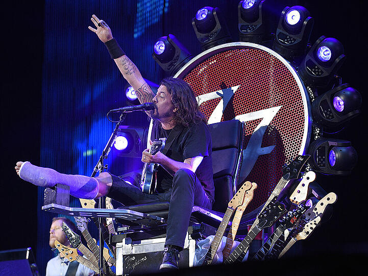 Foo-Fighters-Sänger Dave Grohl liefert auch mit gebrochenen Bein eine grandiose Show