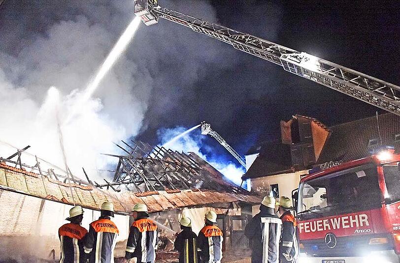Eine halbe Million Euro: So hoch schätzt die Polizei den Sachschaden nach dem schweren Stallbrand in Au in der Hallertau. Die Bilder vom Feuerwehreinsatz.
