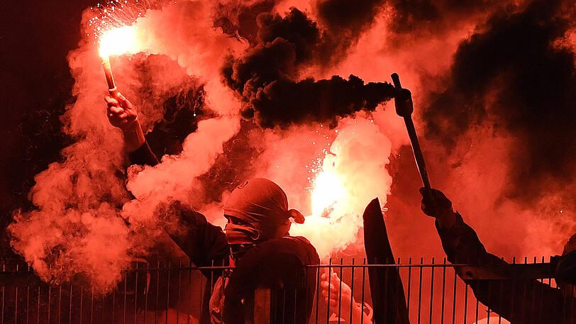 Wer im Stadion für Randale sorgt, muss mit einem lebenslangen Stadionverbot rechnen.