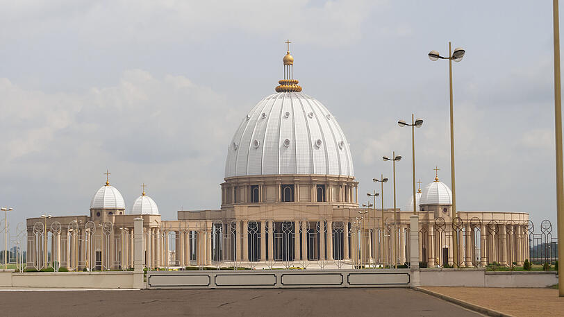 .... dessen Kopie wir hier sehen. Sowohl das Original als auch sein Nachbau zählen zu den größten Kirchengebäuden der Welt. Den Petersdom suchen die meisten aber wohl in Rom und nicht in Yamoussoukro im Staat Elfenbeinküste. Fündig würden sie dennoch werden, denn dort steht seit 1988 die Basilika Notre-Dame-de-la-Paix.