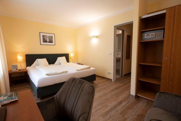 Schöne geräumige Zimmer im Landhausstil, teilweise mit Boxspringbetten.
