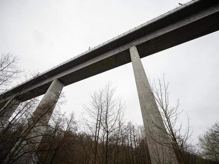 Die Teißtal-Brücke mit der ICE-Strecke überspannt das Tal. Unweit der Brücke wurden auf einer Länge von 80 Metern Schienenschrauben entfernt.