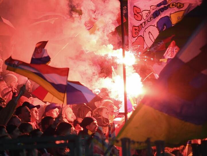 Mainzer Fans brennen bei einem Spiel Pyrotechnik im Fanblock ab. Foto: Arne Dedert/Archiv
