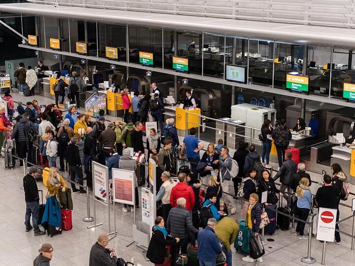 Lange Schlangen haben sich wegen eines Flugbegleiterstreiks am Münchner Flughafen gebildet. Foto: Matthias Balk/dpa