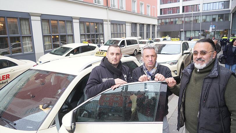 Taxifahrer Willi Kling (v.l.), Max Weiland und Sigfried Weimann am Ausweichstandort Pfefferstraße/Lämmerstraße.