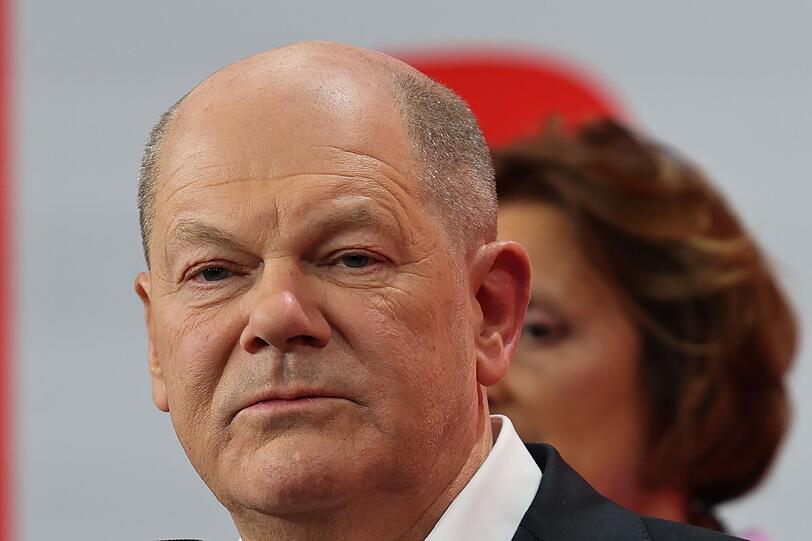 Verhaltene Mimik: Für Kanzler Scholz ist es kein guter Wahl-Abend gewesen.