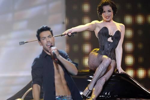 Dita von Teese peitscht Oscar Loya zu Höchstleistung an &ndash; doch sein Titel &bdquo;Miss Kiss Kiss Bang&ldquo; kam weder beim Publikum noch bei der Jury an