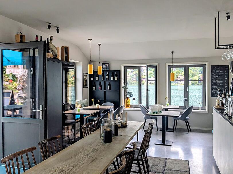 Ein Blick ins Innere des Lokals am Tegernsee.