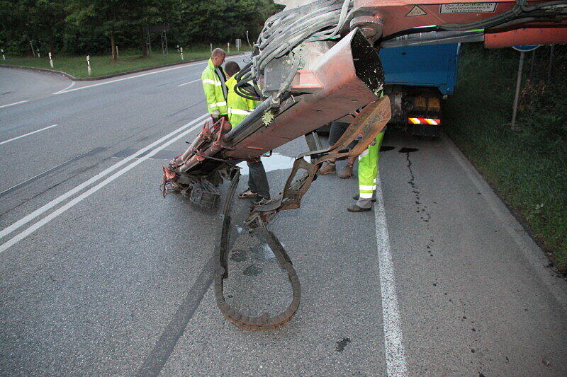 Bei Mühldorf ist ein Lkw mit Ladekran gegen eine Brücke gekracht. Der Kran wurde dabei aus der Verankerung gerissen und landete auf der Straße. Die Bilder.