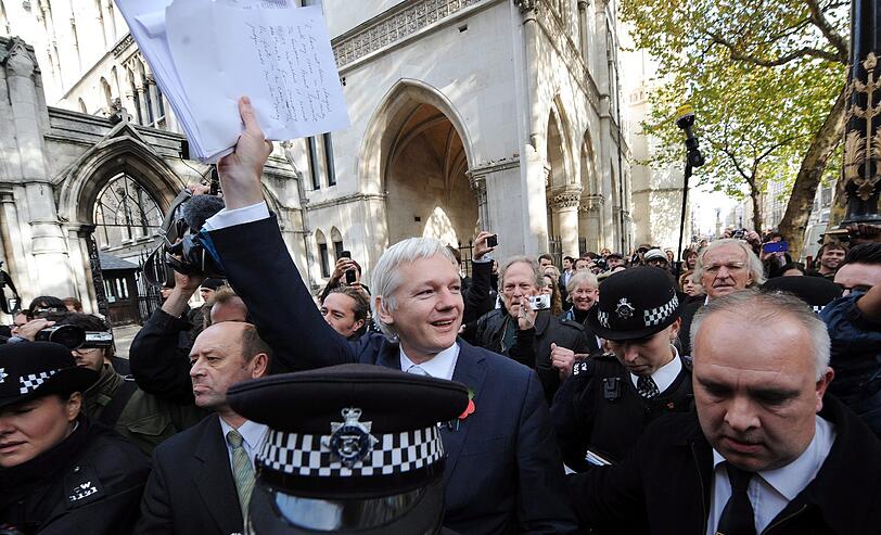 Einen Monat später erließ die Stockholmer Staatsanwaltschaft einen Haftbefehl wegen Verdachts der Vergewaltigung. Assange sprach von einer Verleumdungskampagne.
