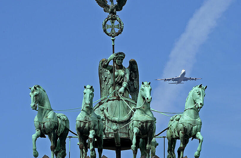 Wenige Minuten vorher: Der Siegerflieger der "Fanhansa" überfliegt das Brandenburger Tor.