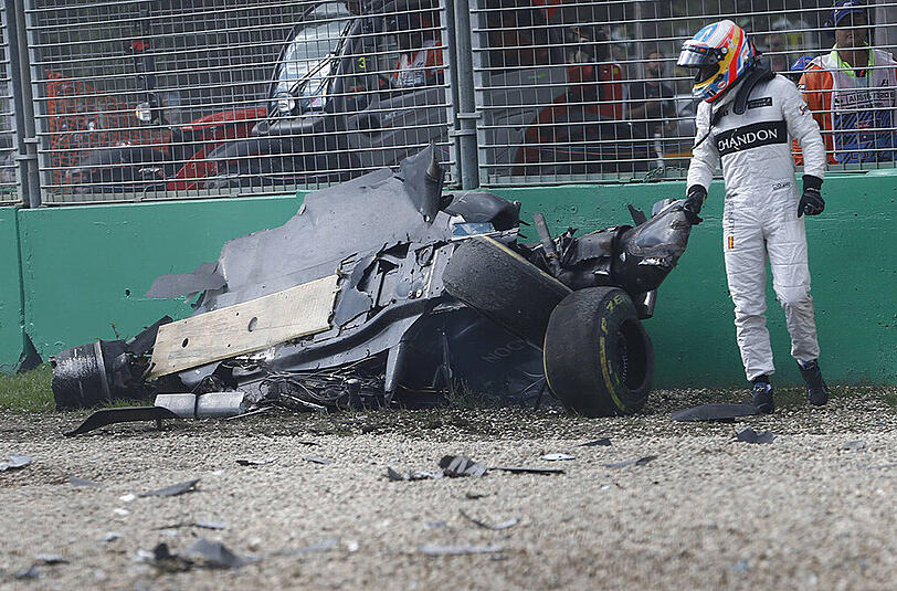 Bei einem Überholmanöver krachte der zweimalige Weltmeister Fernando Alonso mit seinem McLaren in der 17. Runde auf den Haas-Rennwagen von Esteban Gutierrez.