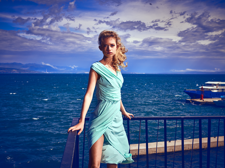 Katharina auf der Trasse des Hotels Vier Blumen in Opatija. Sie trägt ein Kleid von Sonja Kiefer.