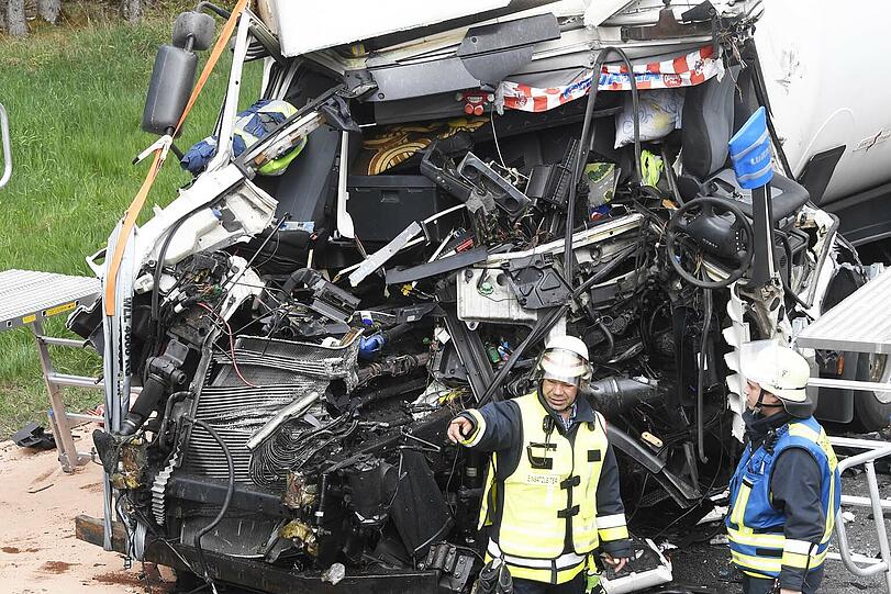 Schlimmer Unfall auf der A8: Ein Sattelzug rast in eine Kolonne und schleudert zwei Autos dutzende Meter weg. Die Bilder vom Einsatz.