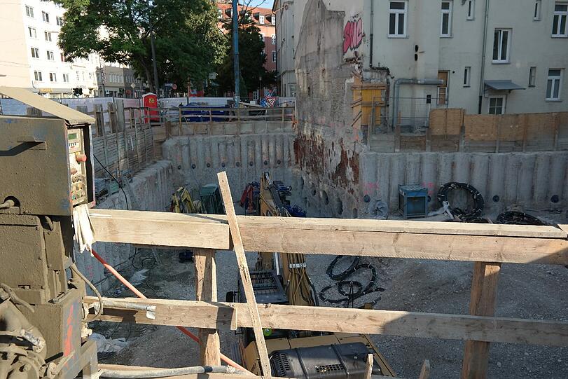 Der Blick in die Baugrube für die Glockenbach-Suiten. Hier geht's weit runter bis zur Tiefgarage.