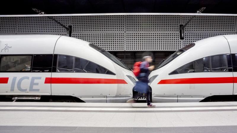Ein Mann läuft an einem ICE entlang. Foto: Christoph Soeder/Archiv