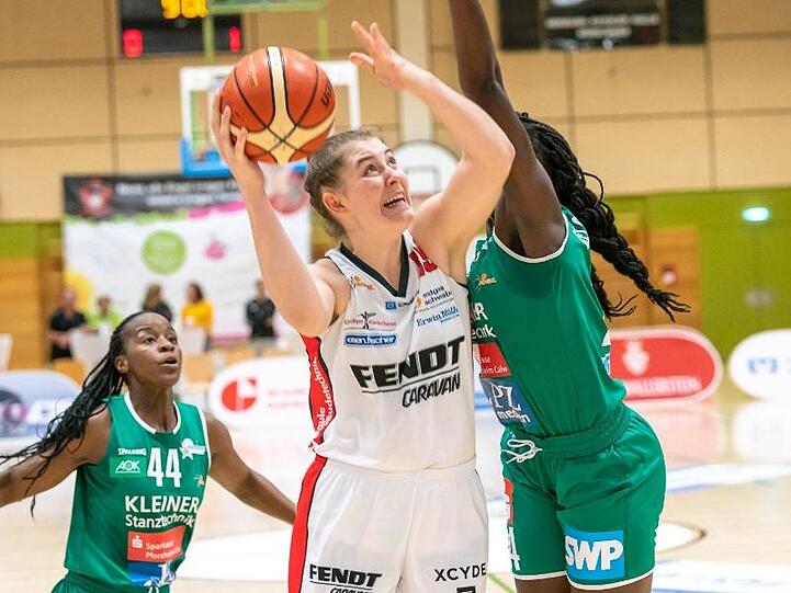 Die Basketballerin Luisa Geiselsöder (M.) in Aktion. Foto: Martin Fürleger/XCYDE Angels/dpa