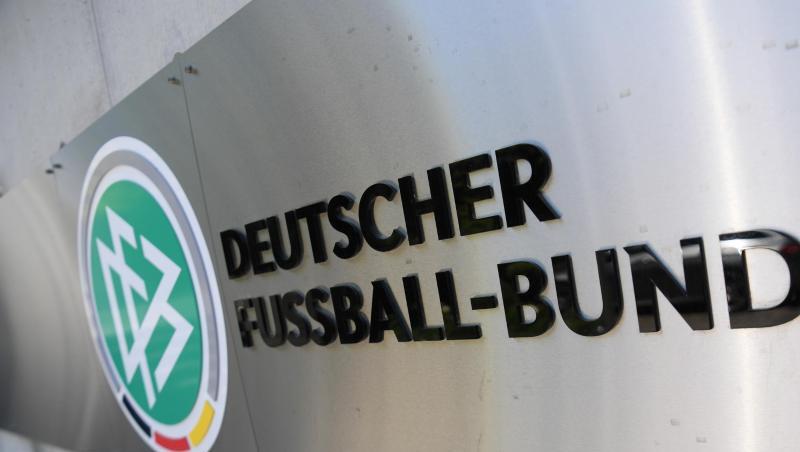 Logo und Schriftzug vor der Zentrale des Deutschen Fußball-Bundes (DFB) an einer Mauer. Foto: Arne Dedert/dpa/Archivbild Logo und Schriftzug vor der Zentrale des Deutschen Fußball-Bundes (DFB) an einer Mauer. Foto: Arne Dedert/dpa/Archivbild