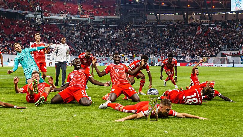 Kommen Supercup-Sieger geflogen: Die Bayern um Mittelfeld-Regisseur Joshua Kimmich (vorne) feiern den spektakulären 5:3-Sieg über und bei Pokalsieger RB Leipzig - und damit das erste Titelchen der Saison.