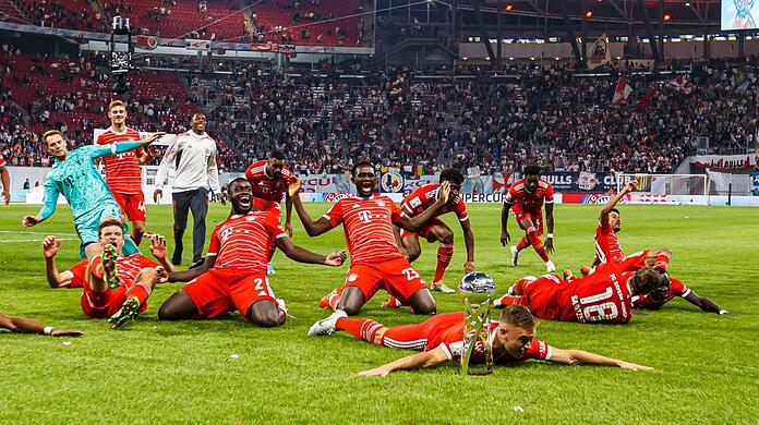 Kommen Supercup-Sieger geflogen: Die Bayern um Mittelfeld-Regisseur Joshua Kimmich (vorne) feiern den spektakulären 5:3-Sieg über und bei Pokalsieger RB Leipzig - und damit das erste Titelchen der Saison.