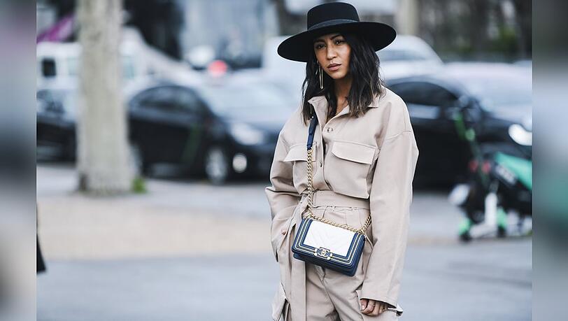Overalls im Cargo-Style sind im Winter 2022 besonders beliebt unter Modeprofis.