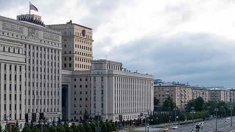 Ein Blick auf das Gebäude des russischen Verteidigungsministeriums mit Flugabwehrsystemen auf dem Dach in Moskau.