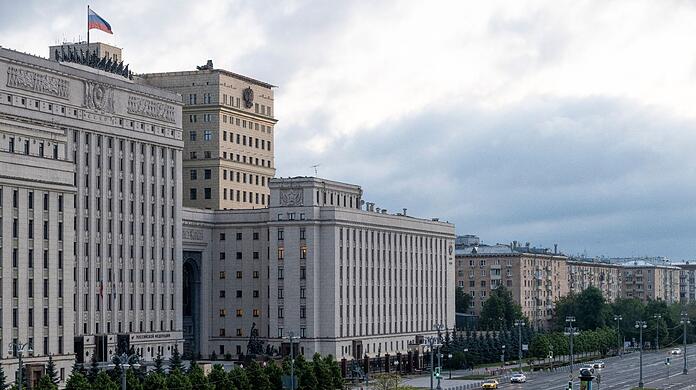 Ein Blick auf das Gebäude des russischen Verteidigungsministeriums mit Flugabwehrsystemen auf dem Dach in Moskau.