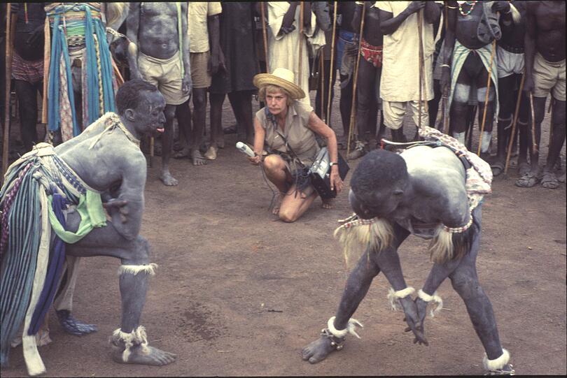 Leni Riefenstahl bei den Dreharbeiten ihres geplanten Nuba-Films.