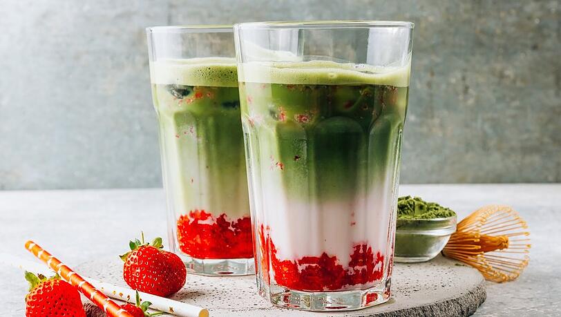 Erdbeer-Matcha-Latte gehört zu den Trendgetränken des Sommers. Erdbeer-Matcha-Latte gehört zu den Trendgetränken des Sommers.