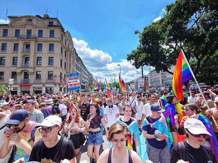 Die Parade zieht am Stachus vorbei.