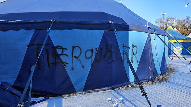 Das Wort "Tierquäler" wurde in der Silvesternacht auf das Zirkuszelt in Olching gesprüht.