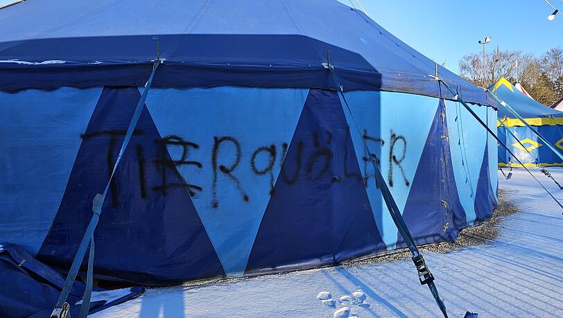 Das Wort "Tierqu&auml;ler" wurde in der Silvesternacht auf das Zirkuszelt in Olching gespr&uuml;ht.