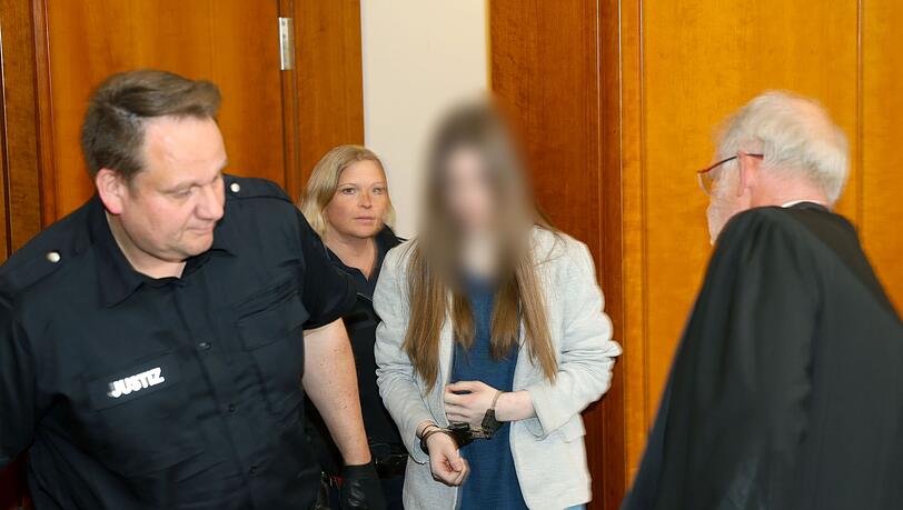 Die Angeklagte und das Opfer kannten sich aus einer Wohngruppe einer Kinder- und Jugendhilfe. Die Angeklagte und das Opfer kannten sich aus einer Wohngruppe einer Kinder- und Jugendhilfe.