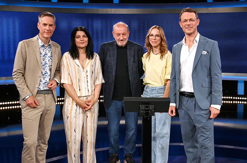 Bemühen sich um möglichst richtige, aber auch originelle Antworten (von links): Sven Lorig, Jasmin Tabatabai, Leonard Lansink, Anneke Kim Sarnau und Moderator Alexander Bommes. Bemühen sich um möglichst richtige, aber auch originelle Antworten (von links): Sven Lorig, Jasmin Tabatabai, Leonard Lansink, Anneke Kim Sarnau und Moderator Alexander Bommes.