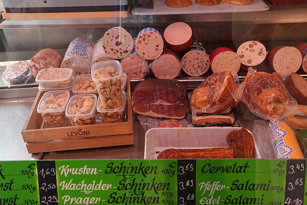 Vor der Geschäftsauflösung gibt es alle Schmankerl zum halben Preis. Vor der Geschäftsauflösung gibt es alle Schmankerl zum halben Preis.