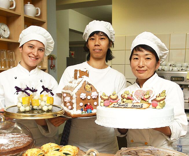 In der Weihnachtsbäckerei: Erstes Gebäck für die Austellung "Märchenzeit". Ganz rechts: Die Konditormeisterin.