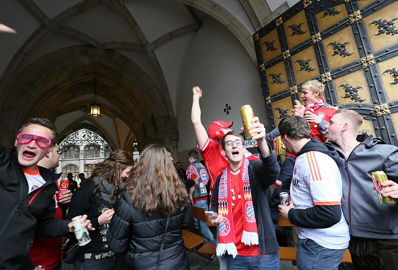 Die Bayernfans sind bereit für einen außergewöhnlichen Fußballabend. Bei brittischem Wetter und bayerischem Bier präsentieren sie die Fans lautstark am Marienplatz. Die besten Bilder.