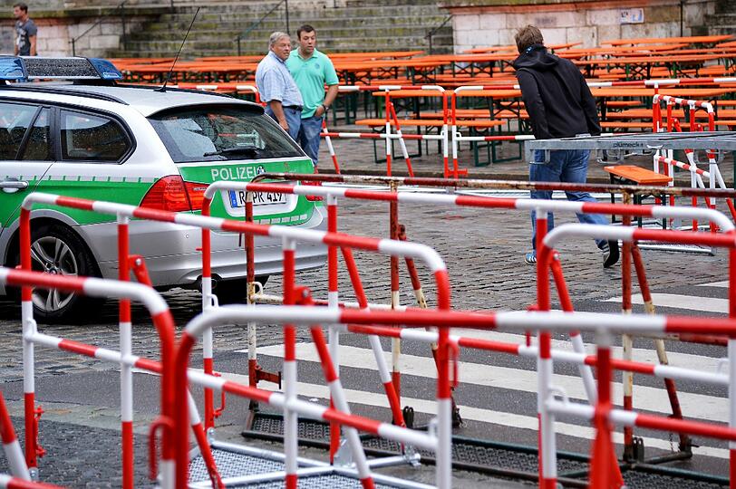 Geiseldrama in Ingolstadt: Ein bewaffneter Mann im Rathaus Geiseln genommen. Gegen 17.44 Uhr hat es sechs Schüsse im Rathaus gegeben!Die Geiselnahme ist beendet. Alle sind am Leben.